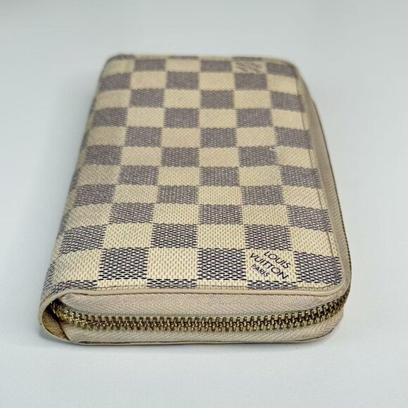 Louis Vuitton Damier Azur Wallet with Classic Checkerboard Design - Picture 3 of 8
